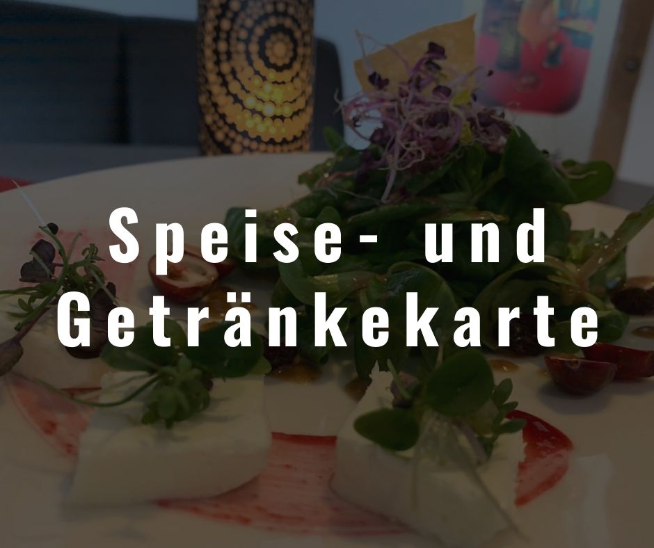 Ein Feldsalat mit Schafskäse zubereitet vom Restaurant Die Bühne in Ramstein hinter einem dunklen Hintergrund mit weißem Schriftzug: Speise- und Getränkekarte