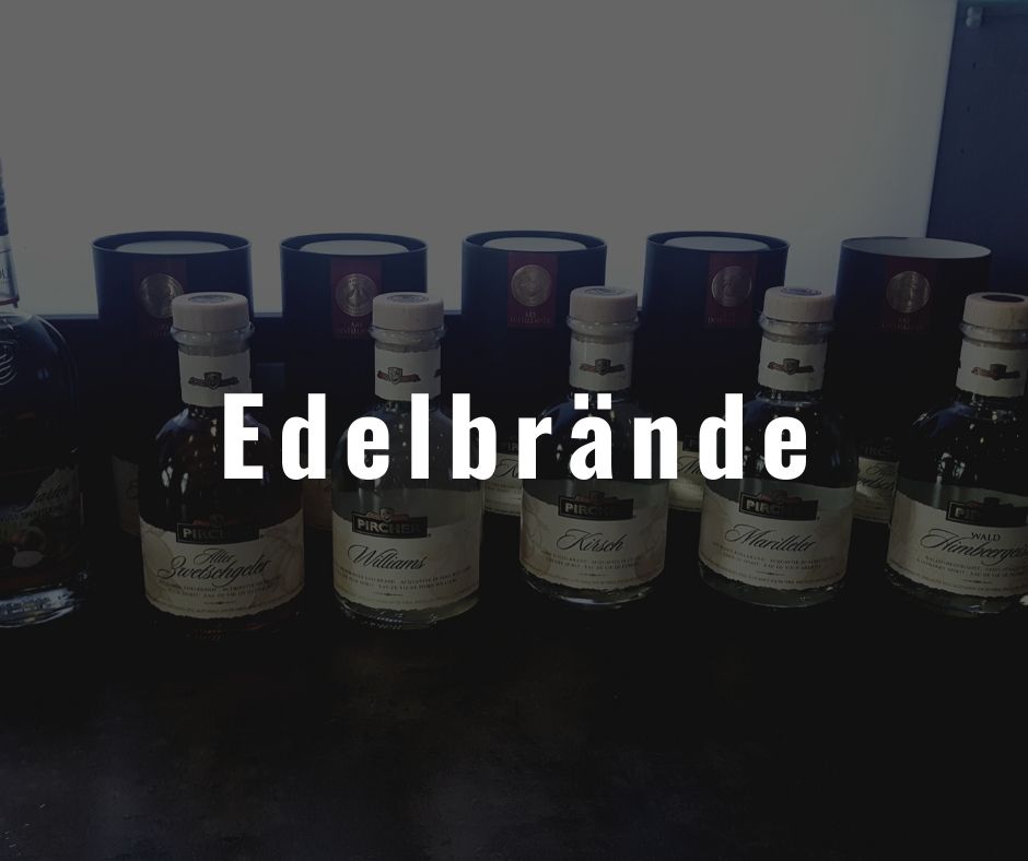 Eine Auswahl verschiedener Flaschen mit Edelbränden der Firma Pircher die im Restaurant Die Bühne Ramstein angeboten werden