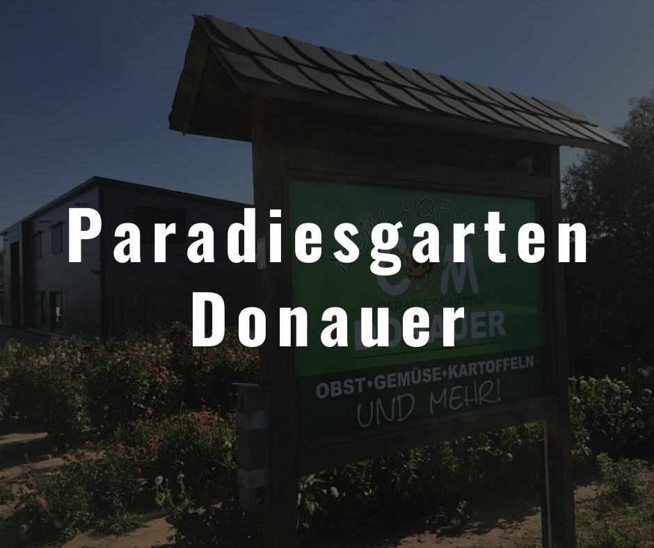 Schild des Paradiesgarten Donauer. Über diesen Anbieter bezieht das Restaurant die Bühne lokale Produkte wie Obst und Gemüse