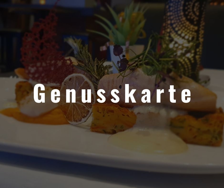 Auf einem Teller angerichteter Lachs mit Soßen hinter dunklem Vordergrund und dem Schriftzug: Genusskarte. Teil der Genusskarte des Restaurant Die Bühne Ramstein